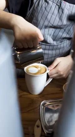 Camareo Vertiendo Espuma Con Leche En Un Cafe
