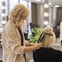 Peluquera Peinando A Clienta